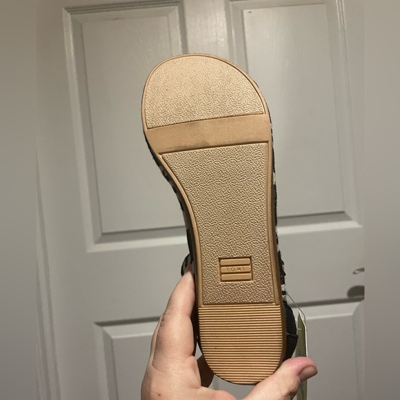 TOMS black and white sandals - Picture 4 of 4